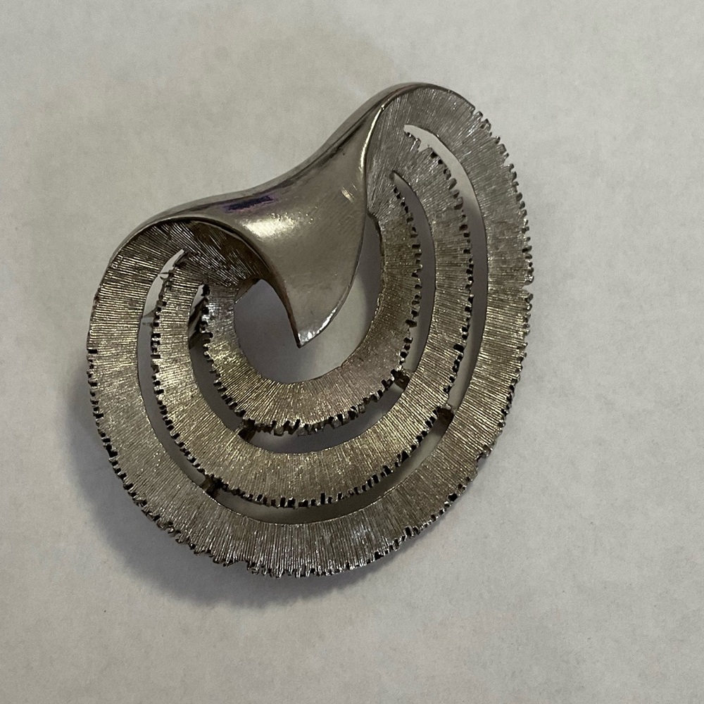 VINTAGE SIGNED‎ JJ JONETTE SILVER TONE ABSTRACT BROOCH